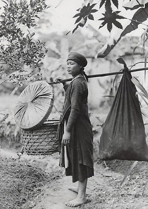 Một phụ nữ thôn quê những năm 1921- 1935.